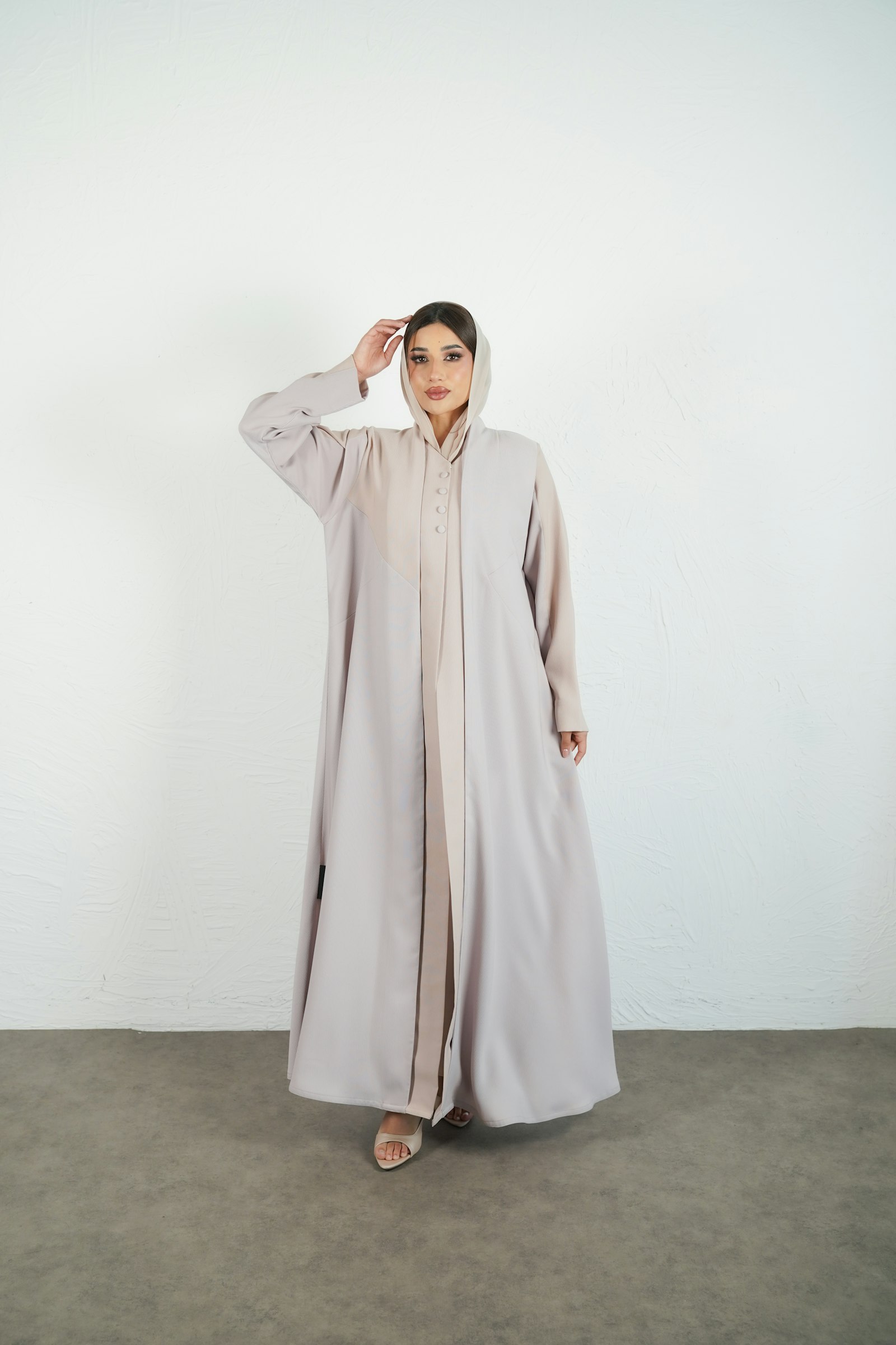 Femme élégante portant une abaya noire fluide Ruhi Collection
