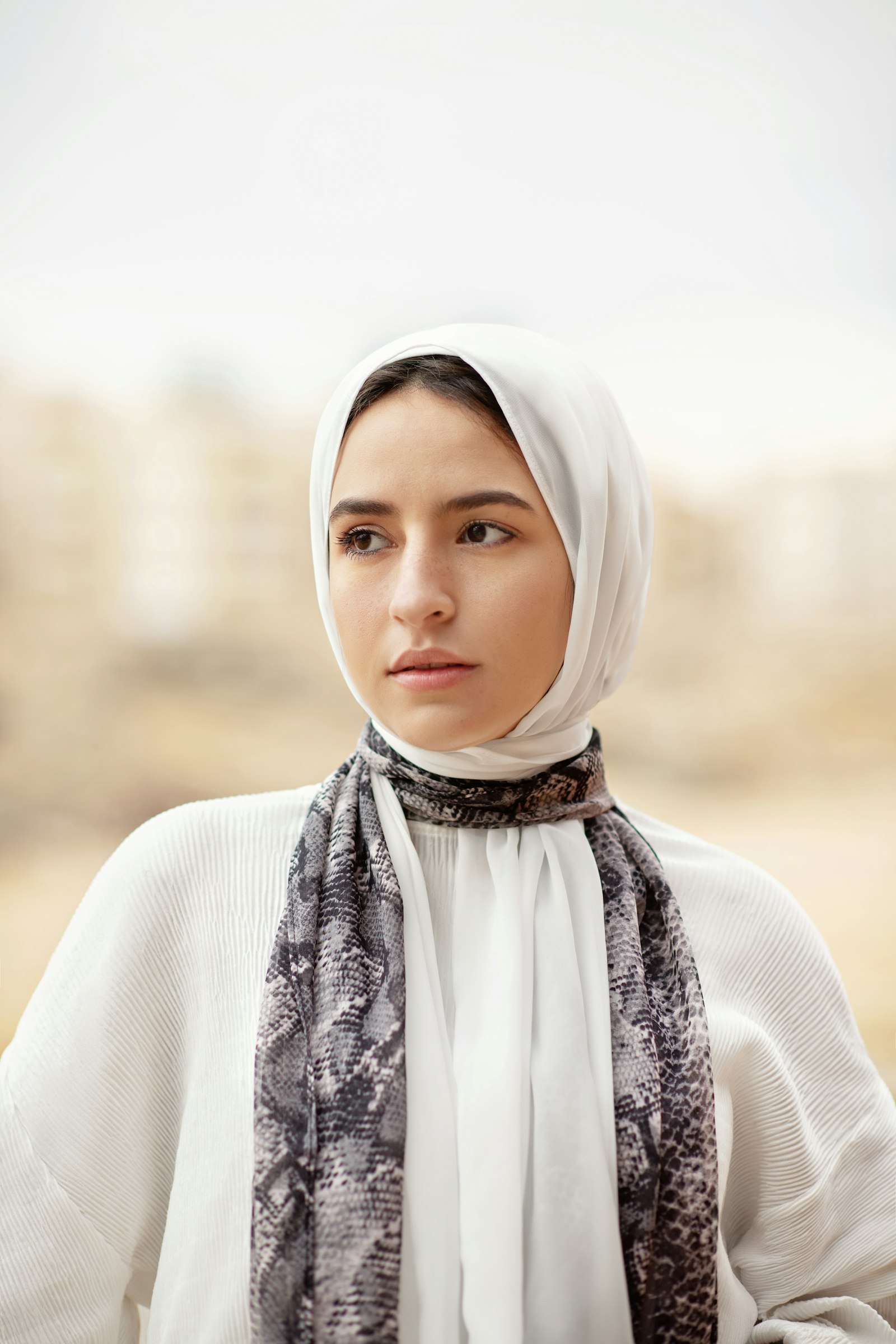 Hijab élégant porté avec drapé souple